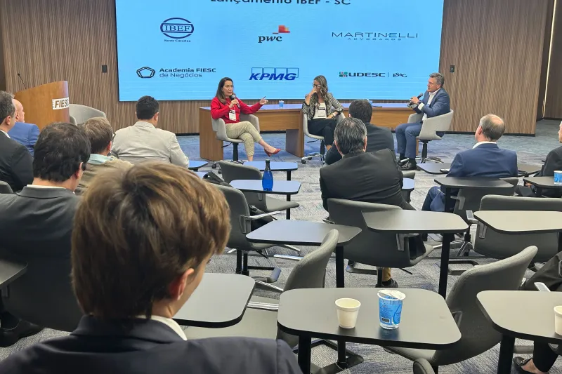 Luciana Medeiros (e) Danielle Ene abordaram transformação digital