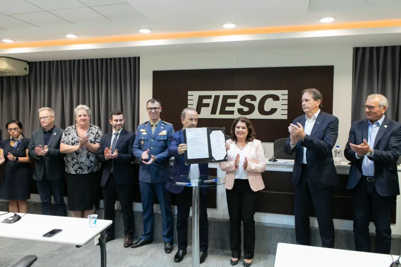 Assinatura o decreto ocorreu na sede da FIESC (Foto: Filipe Scotti)