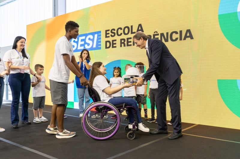 Homenagem dos alunos ao presidente da FIESC, Mario Cezar de Aguiar (foto: André Kopsch)