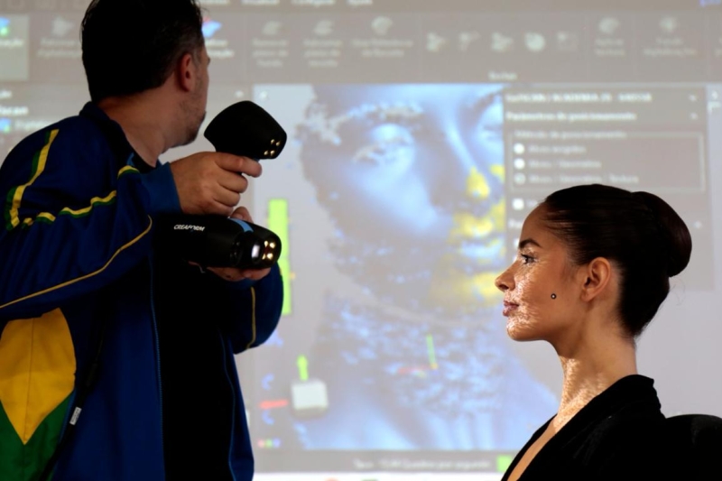 Thais Diógenes é 'escaneada' para a produção da estátua. Foto: Divulgação