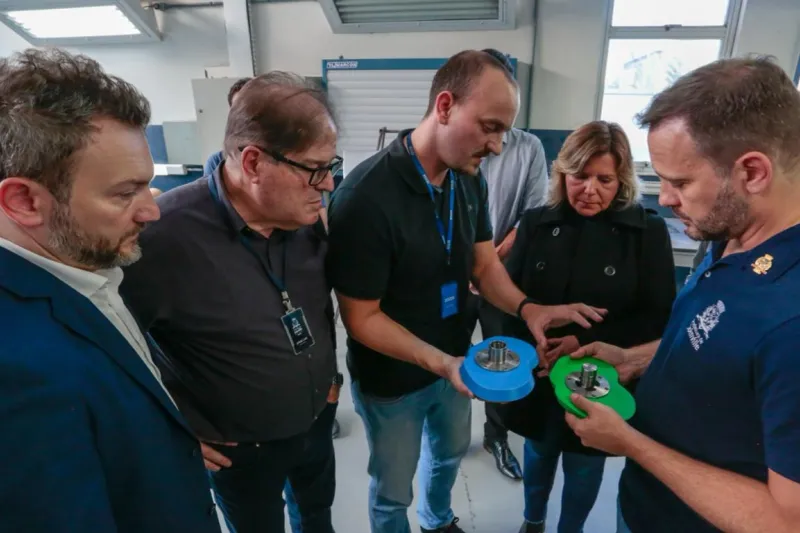 Equipe da prefeitura conhece o processo de impressão por manufatura aditiva. Foto: Divulgação