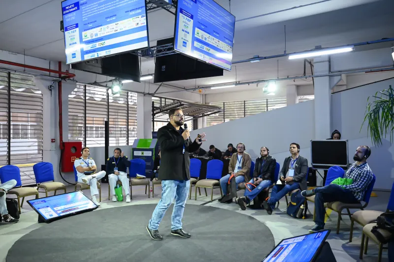 Lucas Lima discorrer sobre projetos na área eletroquímica (foto: Fabrício de Oliveira)