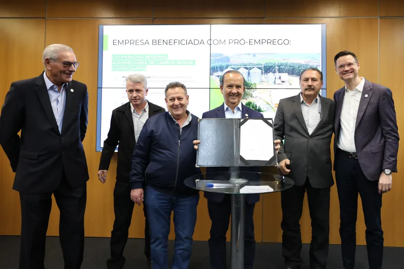 Assinatura dos contratos foi realizada nesta quinta-feira, dia 5 (foto: Eduardo Valente/Secom-SC)