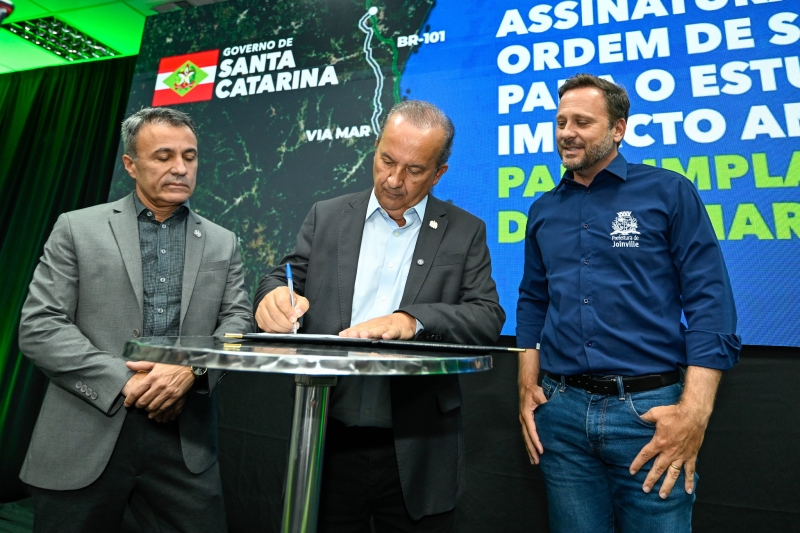 Assinatura da ordem foi realizada na noite desta segunda, na ACIJ, em Joinville (foto: Eduardo Valente/GovSC)