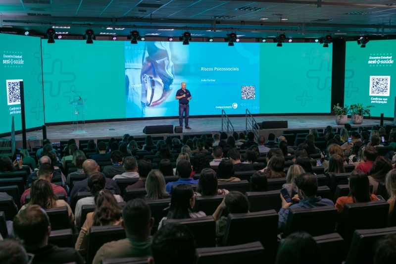 Psicólogo Julio Turbay ministrou workshop sobre fatores psicossociais (Filipe Scotti)