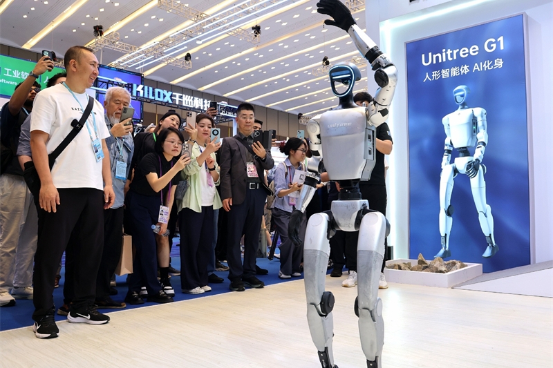Robôs de serviço atraem atenção de industriais de SC em missão na China