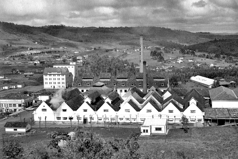 Cenas da indústria catarinense entre os anos 1950 e 1960: setor têxtil no Vale do Itajaí, de alimentos no Oeste e indústria cerâmica no Sul