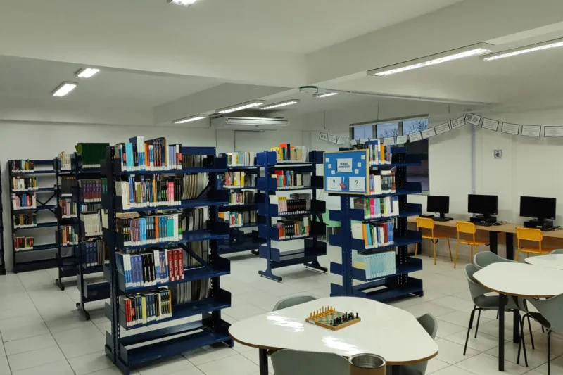 Mafra: biblioteca, no bloco reformado, está mais espaçosa e funcional (Divulgação)