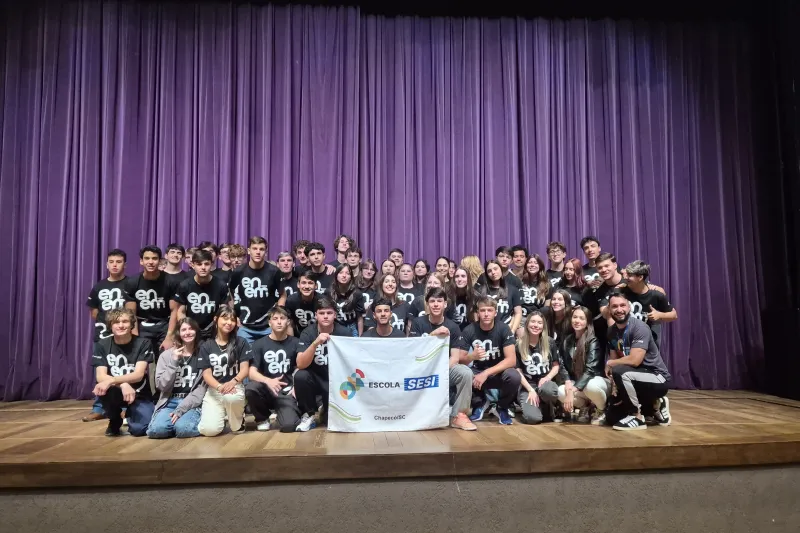 Em espetáculo de teatro, Escola SESI/SC apresenta obras literárias a estudantes
