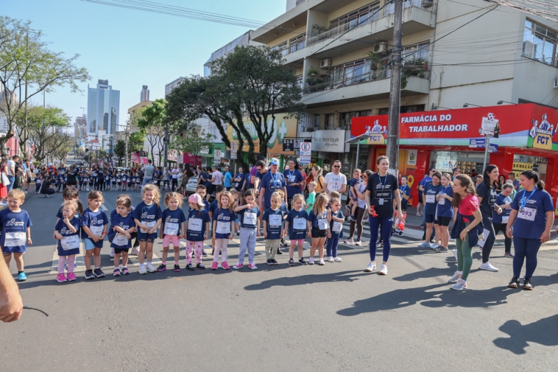 Crianças e adolescentes participaram da maratoninha (Débora Favretto)