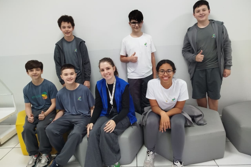 Parte dos estudantes que se destacaram na competição nacional (Divulgação)