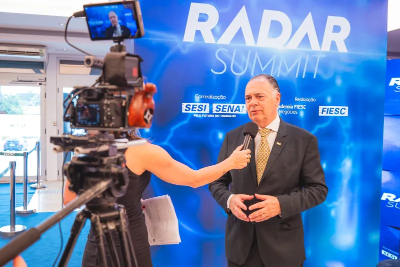 Presidente da FIESC, Gilberto Seleme dá entrevista sobre o Radar Summit