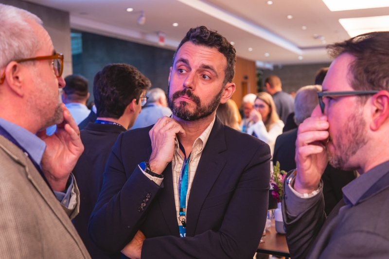 Participante do Radar Summit, no saguão da FIESC, durante intervalo do evento