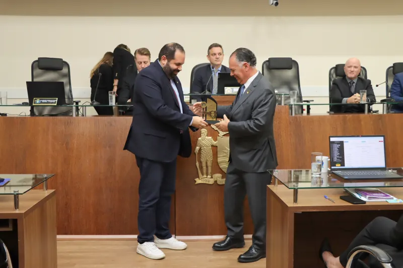 Presidente da Câmara, João Cobalchini, entrega o troféu ao presidente da FIESC (foto: divulgação CMF)