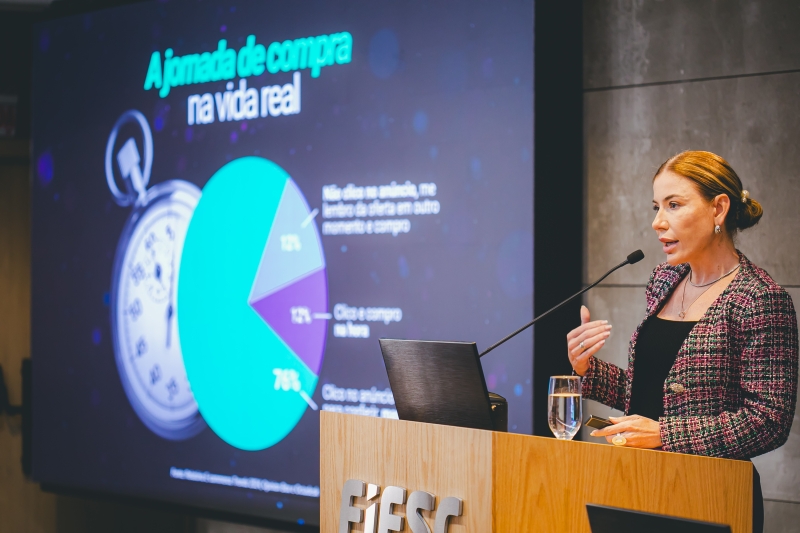 Consultora Camila Renaux fala sobre estratégias de marketing em reunião de diretoria da FIESC. (Foto: Filipe Scotti)