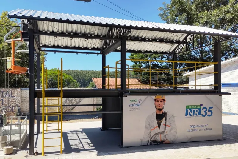 Trabalho em altura é uma das situações treinadas pelas equipes do SESI/SC (Divulgação)