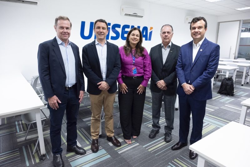 Pereira (calça bege) ao lado de líderes do UniSENAI, FIESC e Acate