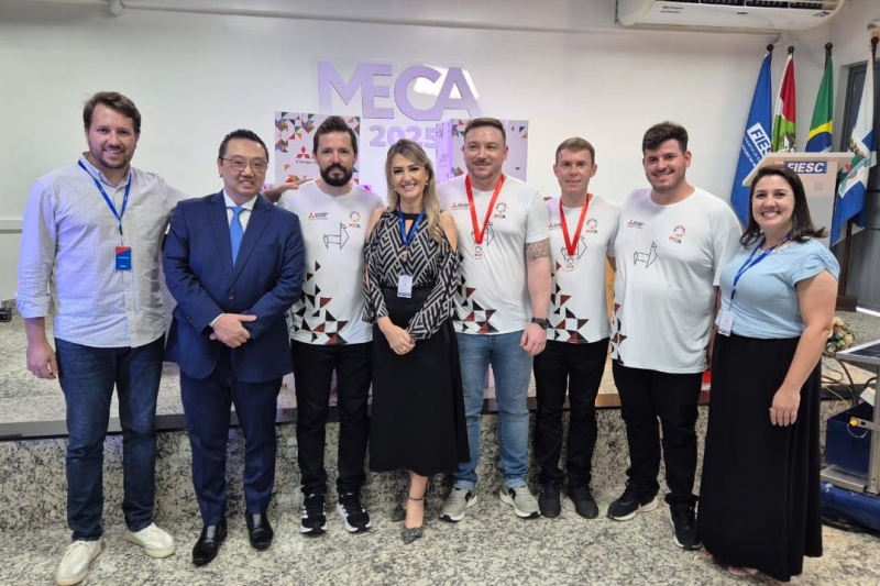 Estudantes e dirigentes do SENAI/SC e da Mitsubishi Electric na entrega do prêmio