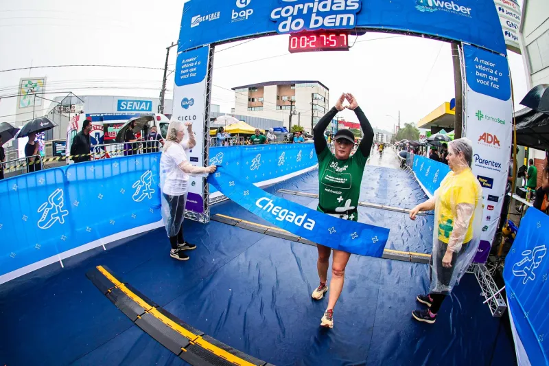 Sob chuva, mais de 650 participam do Corridas do Bem em Tubarão