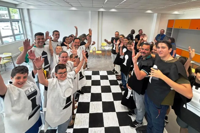 Estudantes e familiares participam de "jogo de tabuleiro"