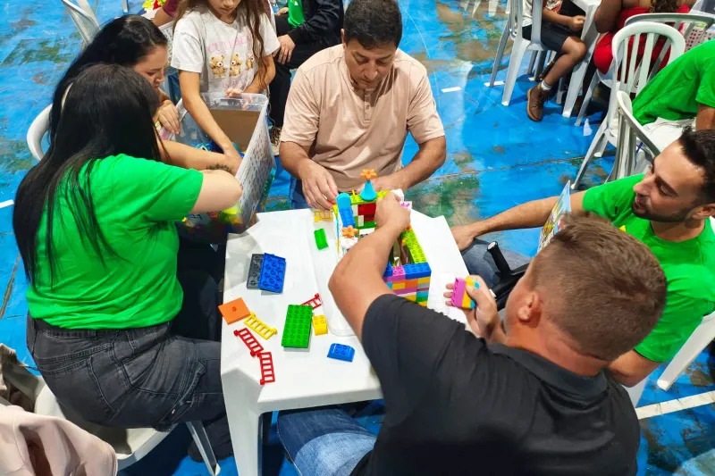 Família faz montagem com peças LEGO 