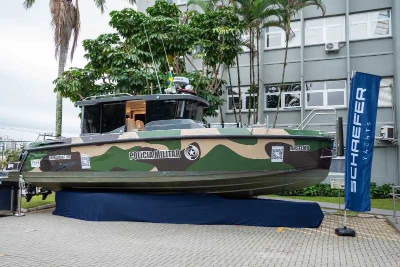 Barco usado pela Polícia Ambiental de Santa Catarina também foi exposto há dois anos