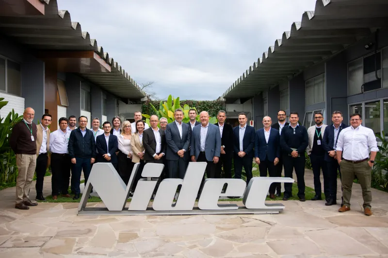 Após visitar as instalações, o executivo capitaneou uma reunião que reuniu os líderes da operação local. Foto: Divulgação/Nidec