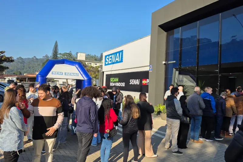 Em Brusque, participantes formaram filas antes do evento para garantir bom lugar