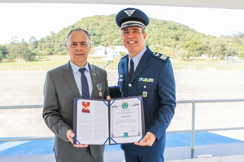 Presidente da FIESC recebe medalha Mérito Santos-Dumont