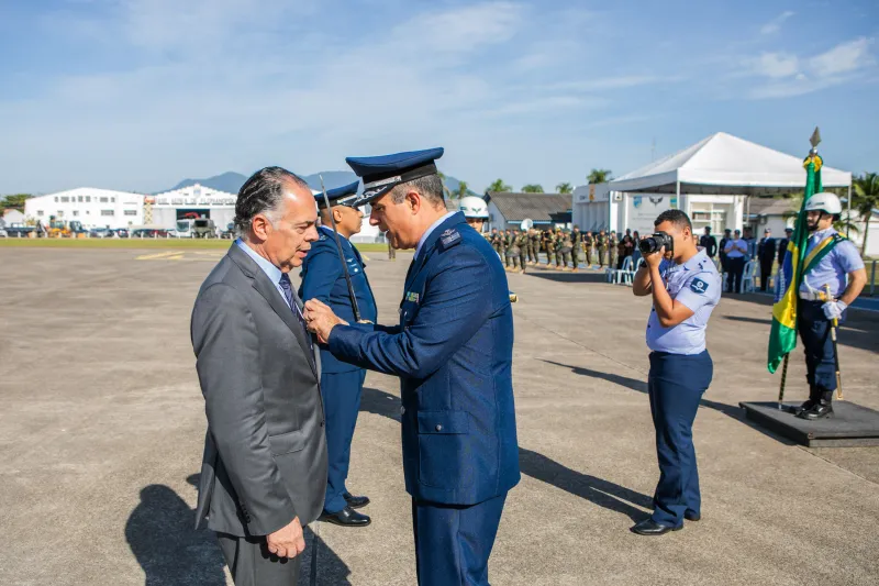 Gilberto Seleme foi condecorado pelo coronel aviador João Paulo Gomez Lima da Silva (foto: Filipe Scotti)