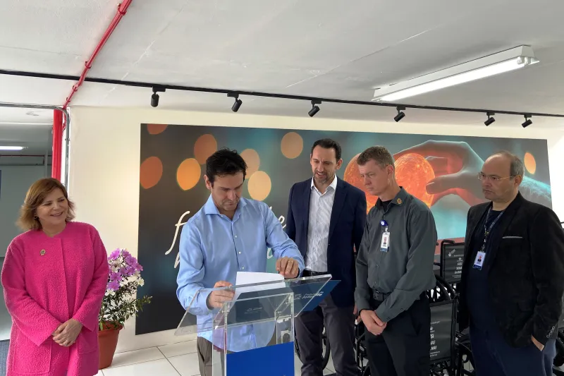 Terencio Oenning, vice-presidente da FIESC, com prefeita e dirigentes do hospital