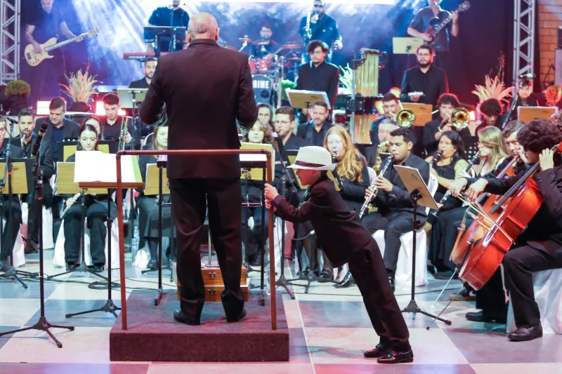 Músicos da Orquestra Jazz Sinfônica SIM durante concerto em Canoinhas 
