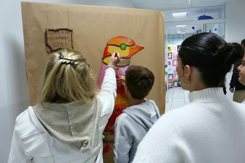 Durante a Mostra STEAM, famílias conhecem como e o que os filhos estão aprendendo.  (Fotos: Debora Claudio)