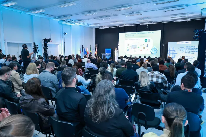  5º Seminário Internacional de Tendências e Tecnologias Têxteis, promovido pelo Instituto SENAI de Tecnologia Têxtil, Vestuário e Design.