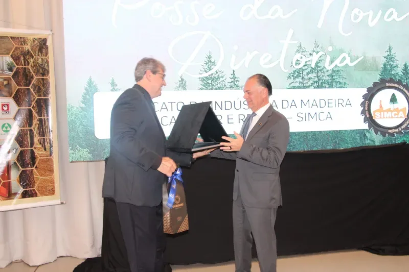 Presidente da FIESC recebe homenagem do SIMCA, de Caçador