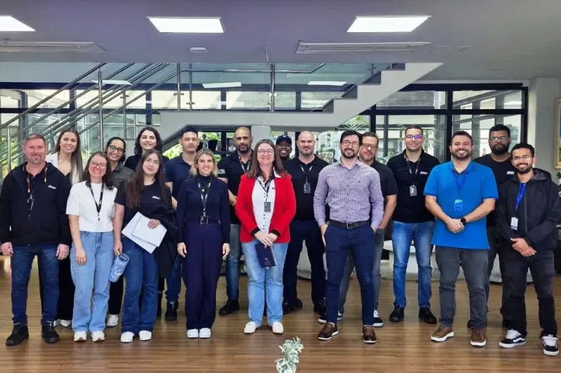 Colaboradores da Olsen, de Palhoça, que participam da formação em Libras (Divulgação)