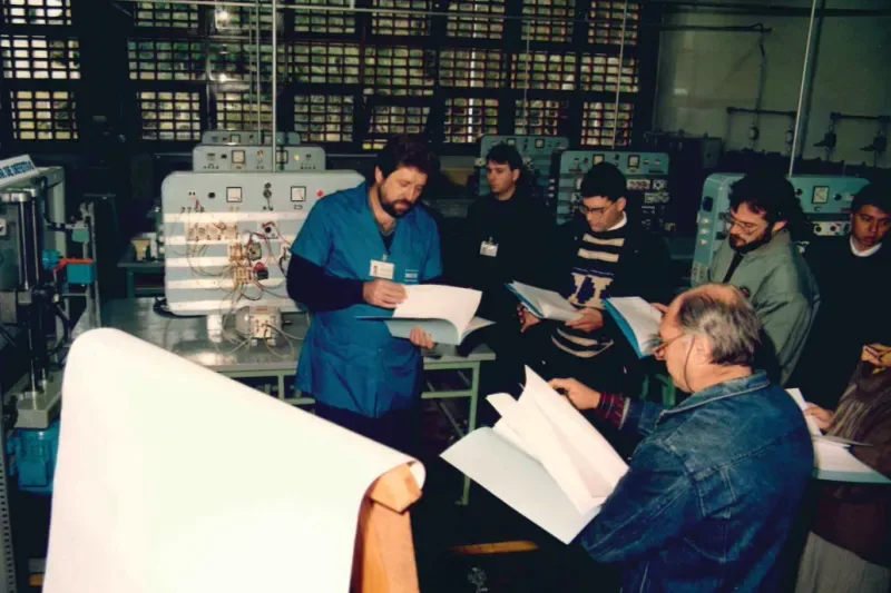 Estudantes em laboratório de Elétrica Industrial; área é destaque até hoje