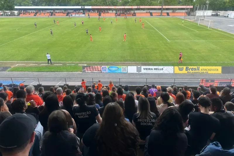 Jovens do Programa Novos Caminhos assistem a partida de futebol em Rio do Sul
