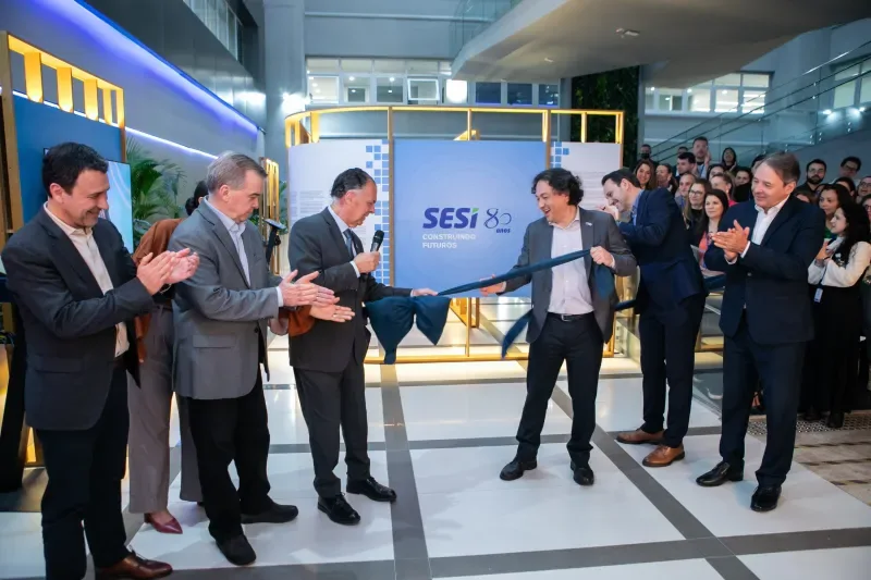 Dirigentes da FIESC, SENAI/SC e SESI no momento do corte da fita
