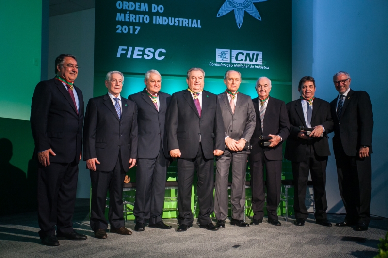 Colombo, Côrte, Thiesen, Fischer, Schneider, Weiss, Sapelli e Campagnolo (da esq. para a dir.) em cerimônia da FIESC (foto: Marcos Campos) 