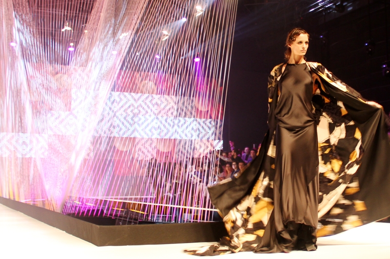 Look criado por Sabrina Bublitz, aluna do SENAI em Blumenau. Foto: Ivonei Fazzioni Look criado por Sabrina Bublitz, aluna do SENAI em Blumenau. Foto: Ivonei Fazzioni