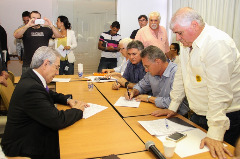 "Foi um bom acordo para as duas partes", afirmou o presidente da FIESC, Glauco José Côrte (esquerda). Foto: Filipe Scotti