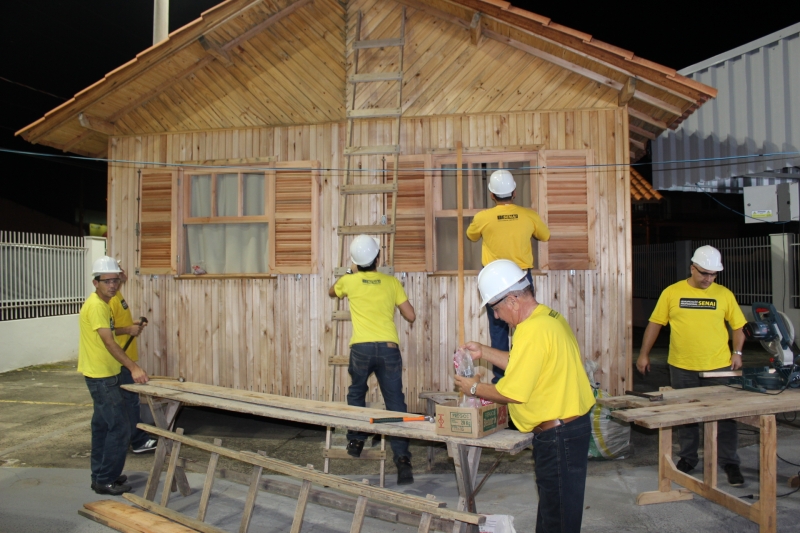 Dezesseis estudantes integraram a turma que construiu as casas de madeira. Foto: Fabiano Bordignon. Dezesseis estudantes integraram a turma que construiu as casas de madeira. Foto: Fabiano Bordignon.
