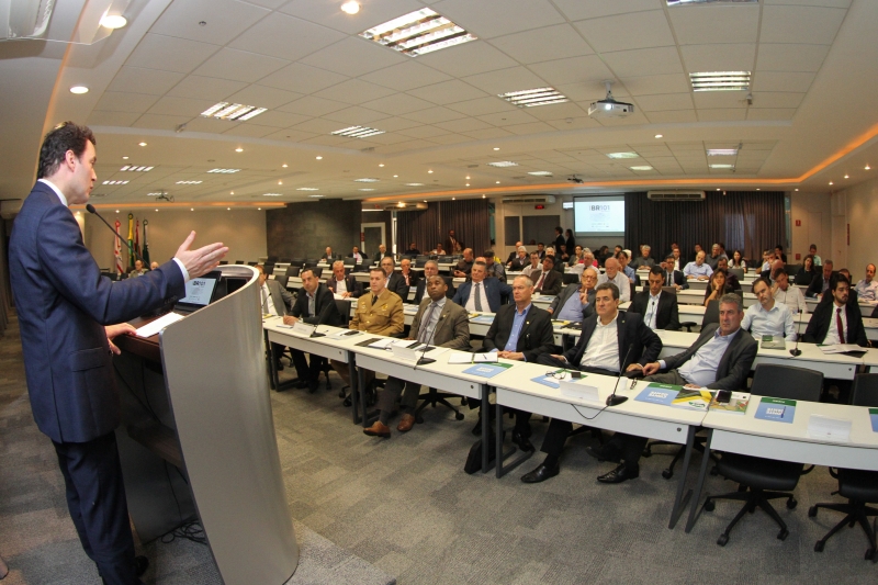 diretor-presidente da Arteris, David Díaz Almazán, durante reunião na FIESC (foto: Filipe Scotti)