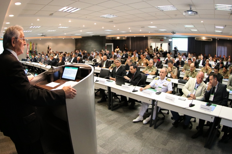 Na abertura do encontro, o presidente da FIESC, Glauco José Côrte, destacou o esforço de aproximação da indústria às demandas militares (foto: Filipe Scotti)