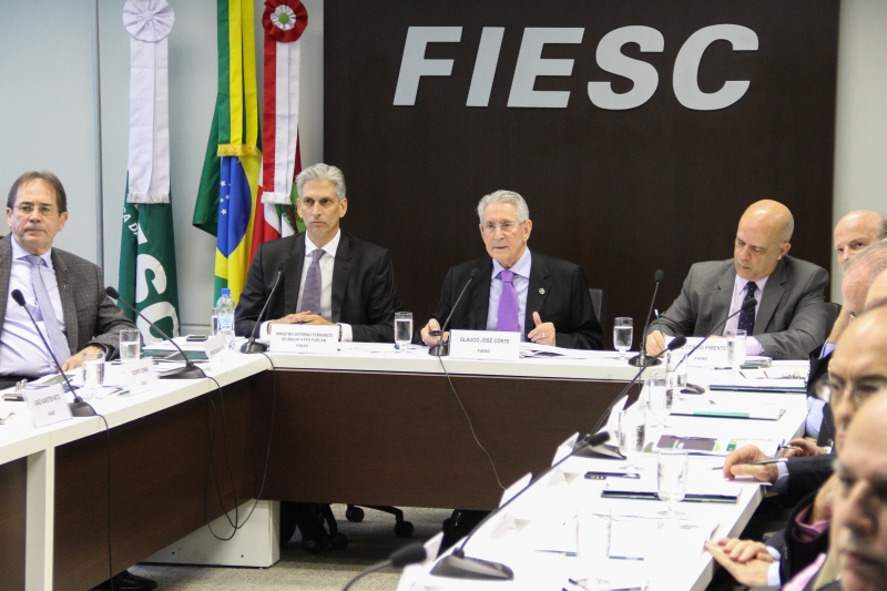 Côrte (c) afirmou ao ministro interino que as negociações bilateriais são estratégicas para impulsionar exportações em SC (Foto: Filipe Scotti)