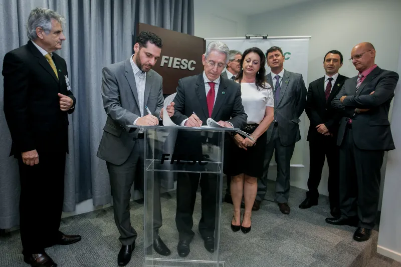 David Saad (E), do Instituto Natura, e o presidente da FIESC, Glauco José Côrte, assinam termo de cooperação. Foto: Fernando Willadino