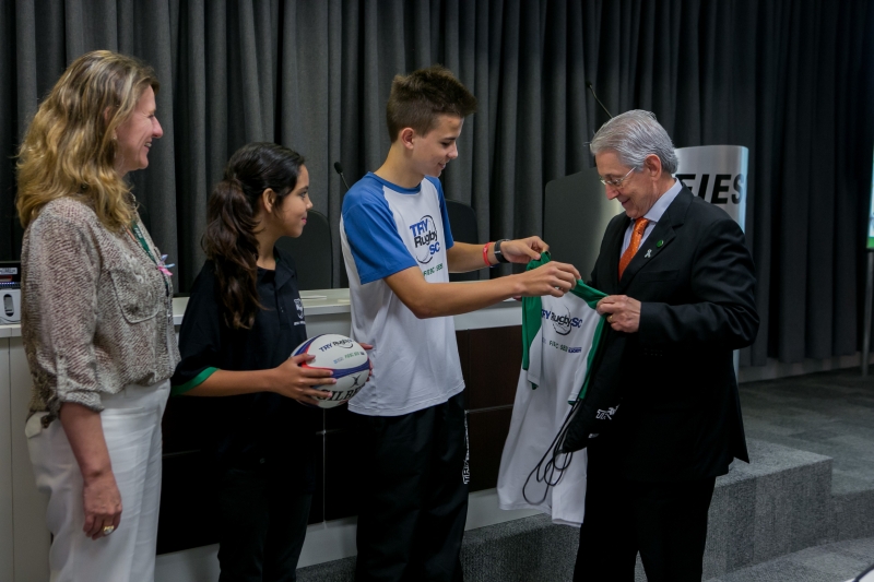 Côrte recebeu de Ketlin e Natanael a bola de rugby uma camiseta. Foto: Fernando Willadino. Côrte recebeu de Ketlin e Natanael bola de rugby e uma camiseta. Foto: Fernando Willadino.