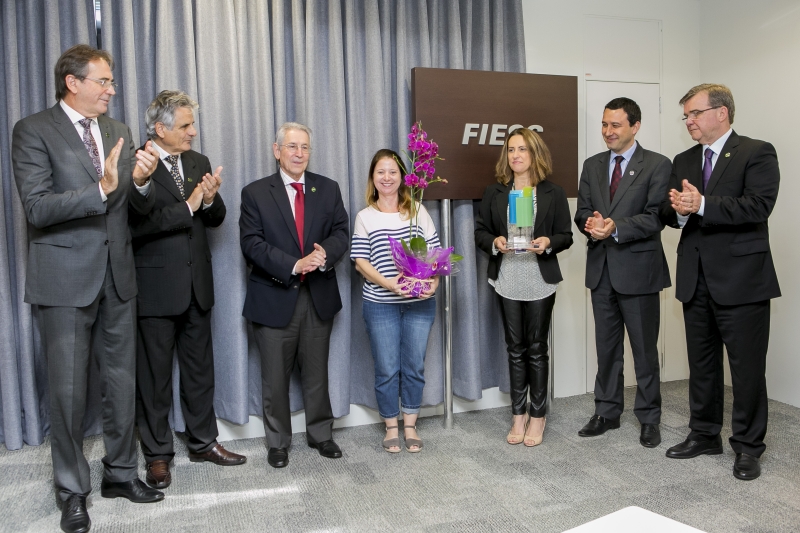 Homenagem à professora Cleidi Wilker, em nome dos pais dos alunos do SESI Escola de Brusque. Foto: Fernando Willadino Homenagem à professora Cleidi Wilker, em nome dos pais dos alunos do SESI Escola de Brusque. Foto: Fernando Willadino