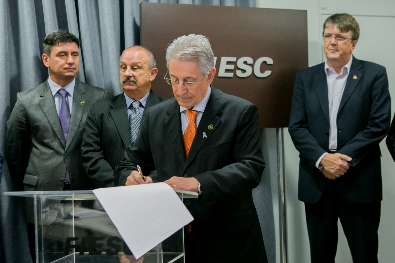Assinatura foi realizada na reunião de diretoria da FIESC. Foto: Fernando Willadino Assinatura foi realizada na reunião de diretoria da FIESC. Foto: Fernando Willadino